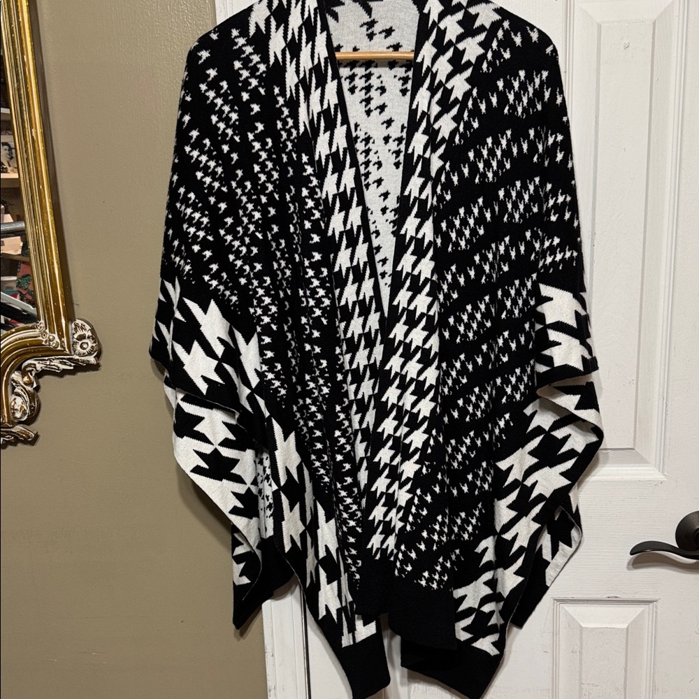 Black and White Houndstooth Shawl